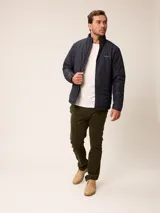 Campera acolchada de nylon color azul, con cierre frontal, cuello alto y logo de la marca bordado en el pecho.