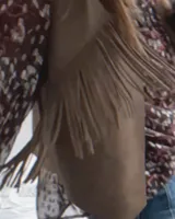 Chaleco negro de cuero vacuno con flecos largos en el frente y espalda.