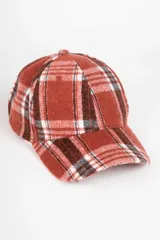 Gorro con visera tipo dad hat en color azul con patrón de cuadros estilo tartán en tonos blancos y negros.