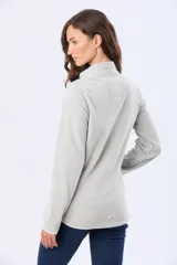 Campera de micropolar con textura en relieve, cierre frontal completo y cuello alto. Presenta un bolsillo vertical con cierre en el pecho y detalles de terminación en color contrastante.