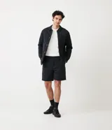 Bermuda negra de poliamida con textura capitoneada y bolsillos laterales.