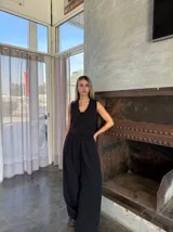 Conjunto negro de chaleco con botones y pantalón palazzo de tiro alto con pinzas.