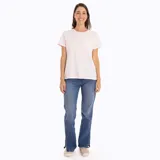 Remera de algodón reciclado color rosa claro, con cuello redondo, mangas cortas y bolsillo frontal abierto en el pecho.