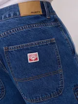 Bermuda de jean azul con bolsillos cargo laterales y corte a la rodilla.