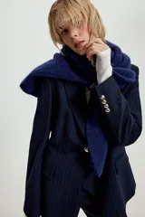 Blazer entallado de color azul marino con estampado de rayas diplomáticas, cuello con solapa, hombreras, manga larga y cierre frontal con un botón. Cuenta con bolsillos delanteros con solapa.