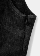 Top de denim negro, de corte ajustado al cuerpo, con escote cuadrado y tirantes finos.