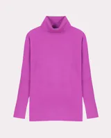 Sweater de cuello alto color fucsia, de punto acanalado, con mangas ajustadas y cuerpo amplio y suelto.