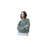 Sweater de punto con textura tejida y efecto desgastado, de color verde oscuro, cuello redondo y mangas largas. Cuenta con el nombre de la marca grabado en relieve en el centro del pecho.