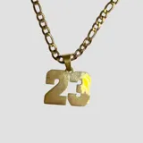 Collar de acero dorado con cadena de eslabones y dije numérico con el número 23.