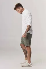 Camisa de hombre color crema, de corte clásico, con cuello abotonado y mangas largas.