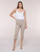 Pantalón capri sastrero de tiro alto y color verde militar, con pretina ancha, bolsillos frontales simulados y traseros funcionales, y corte entallado.