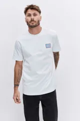 Remera de algodón color azul marino, de corte clásico y cuello redondo, con un pequeño logo bordado en el pecho.