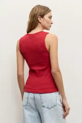 Top de canalé color rojo, sin mangas, con escote redondo y ajuste al cuerpo.