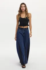 Musculosa de tejido rib color crudo, con lurex incorporado y escote redondo, de calce ajustado al cuerpo.