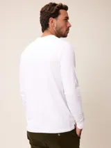 Remera de manga larga en color blanco, con cuello redondo y pequeño logo bordado en el pecho.