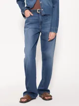 Pantalón de jean azul de corte recto, tiro medio y diseño estampado simulando bolsillos traseros. Incluye cinturón fino del mismo material.