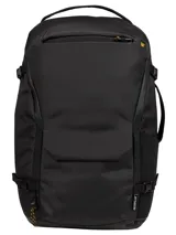 Mochila Cat modelo Travel Backpack color negro, confeccionada en poliéster reciclado, con compartimento principal grande, bolsillo para portátil con acceso desde el panel trasero, cremalleras impermeables y detalles de la marca.