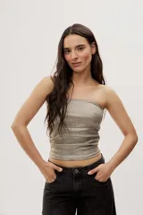 Top strapless de calce ajustado, confeccionado en tejido acanalado con acabado brillante, escote recto, hombros descubiertos y frunces laterales.