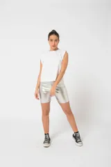 Bikers cortas metalizadas con cintura elástica.