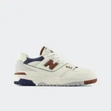 Championes New Balance 550 color blanco con detalles en marrón y azul.