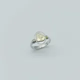 Anillo de diseño profesional para Ingeniero Agrónomo, elaborado en plata 925 con aplique central en oro 18k. Presenta un diseño ovalado con el símbolo de la profesión grabado en el centro y detalles texturizados en el borde.