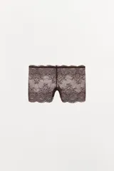 Braguita tipo culotte de encaje floral, color marrón oscuro, con tiro medio y bordes festoneados.