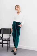 Pantalon tipo babucha confeccionado en terciopelo, con cintura elástica, puños ajustados en la botamanga, bolsillos frontales tipo plaqué con remaches metálicos y bolsillos cargo laterales.