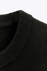 Jersey de corte oversize confeccionado en lana 100%, con cuello redondo y manga larga. Presenta acabados en rib en puños, cuello y ruedo.