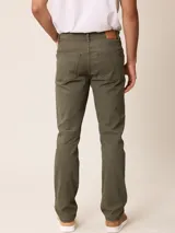 Jean de corte recto y tiro medio en color azul marino, con cierre de botón y cremallera, y bolsillos laterales y traseros.