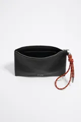 Neceser de piel color marrón con asa de mano de cordón extraíble, logo metálico plateado, bolsillo interior y cierre con cremallera. Interior con etiqueta de tejido Bimba y Lola.