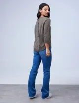 Sweater amarillo de tejido fino con espalda abotonada y mangas 3/4 con puño elastizado.