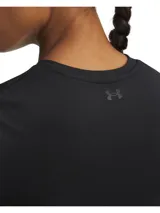 Remera deportiva de manga corta en color negro, confeccionada en tejido de punto elástico y transpirable, con cuello redondo y diseño ajustado.