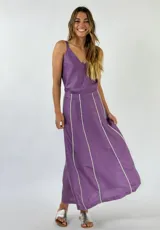 Pollera larga color lila con tiras verticales blancas.