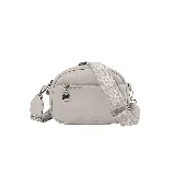 Cartera bandolera color gris claro, de cuero sintético, con correa ancha de tela estampada y cierre superior con cremallera.