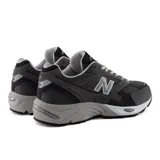 Championes New Balance modelo 880R, inspirados en el running de los 2000, color gris con detalles en negro y blanco. Confeccionados con gamuza y malla, cuentan con entresuela ABZORB para mayor amortiguación y el logo "N" característico en los laterales.