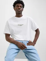 Remera blanca de manga corta con pequeño estampado frontal centrado que dice "ORIGINALS" y "EST. 1990".