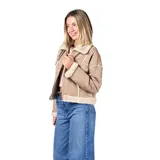 Campera de estilo aviador en color taupe, confeccionada en material símil gamuzado con interior y detalles de bordes en corderito sintético color crema. Presenta cierre frontal, dos bolsillos frontales con solapa y botones metálicos, y cuello solapa.