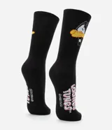 Par de medias de caña media color negro con estampa de Daffy Duck y logo de Looney Tunes.