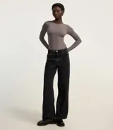 Body básico de poliamida y elastano color borgoña, con cuello redondo y mangas largas.