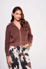 Campera tejida de algodón en color marrón, con cierre frontal completo, cuello tipo polo y textura acanalada. Presenta puños y ruedo elásticos.