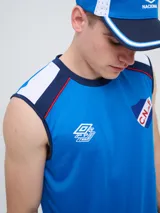 Musculosa deportiva Umbro del Club Nacional de Football, modelo Protraining, color azul marino con detalles en rojo y blanco en los hombros y el cuello. Incluye el escudo del club y el logo de Umbro.