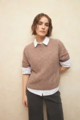 Sweater color marrón claro con diseño tramado.