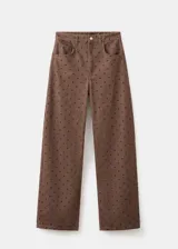 Jeans de corte recto color marrón con estampado de lunares oscuros.