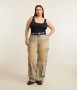 Top de breteles anchos, color marrón oscuro, corte ajustado y escote en U.