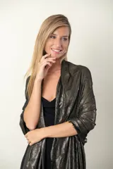 Chal de gasa color negro con lurex dorado y terminación de flecos.