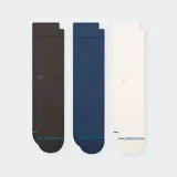 Pack de tres pares de medias Stance de caña media, en colores negro, azul marino y blanco. Presentan un diseño liso con el logo de la marca bordado en el tobillo y detalle de marca en la puntera.