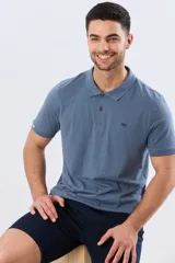 Remera polo de manga corta en color azul melange, con cuello camisero, cierre frontal de dos botones y pequeño bordado en el pecho.