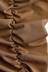 Vestido entallado corto en punto elástico con escote asimétrico de un hombro, capa superior adicional drapeada y manga larga con costuras fruncidas en los laterales.