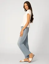 Remera blanca de manga corta con cuello redondo, confeccionada en una mezcla de modal, poliéster y elastano. Presenta un diseño con alforzas verticales en el frente que aportan estructura y una silueta relajada.