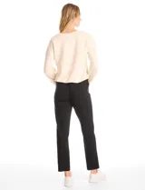 Pantalón tipo jogger de corte recto, color azul marino, con cintura elástica y bolsillos laterales.